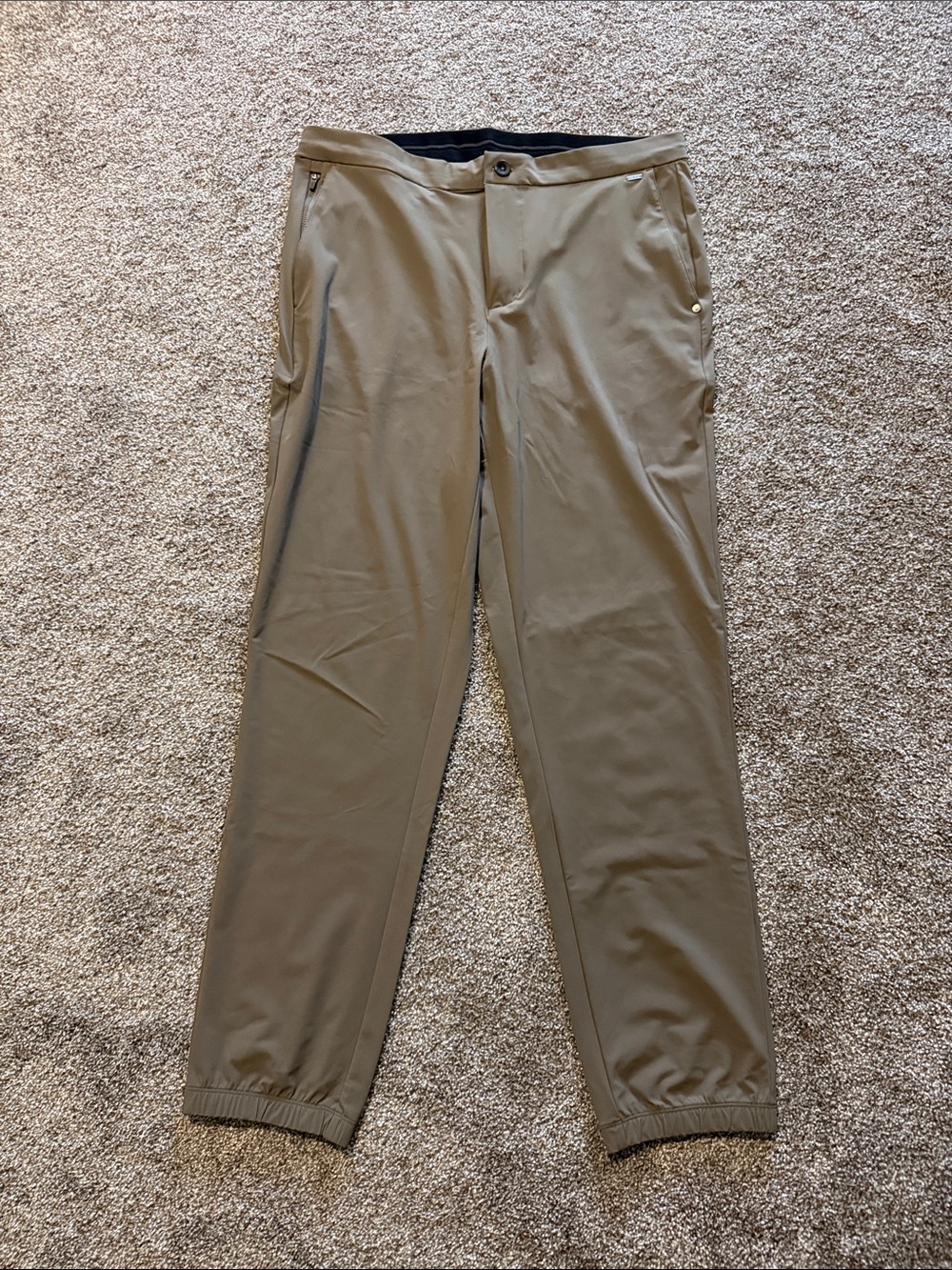 Vuori Men’s Tapered Pants Size Large – Tan
